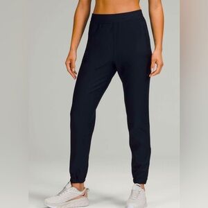Lululemon Adapted State High-Rise Tech Fleece Jogger in navy size 2